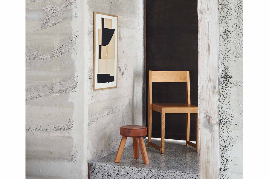 Atelier Cph（アトリエ・シーピーエイチ）は、デンマーク・コペンハーゲンを拠点とするデザインスタジオ兼アートブランドです。ミニマルで構築的なビジュアルを特徴とし、抽象アートやコラージュを中心としたアートポスターを多数手がけています。北欧デザインらしい洗練された感性とバランスの取れた構成美が魅力で、リビング、寝室、書斎、オフィスなど、あらゆる空間に調和と静けさをもたらします。幾何学的なモチーフを用いたアートは、ギャラリーウォールやモダンインテリアのアクセントにも最適。高品質な紙と印刷による仕上がりで、インテリアとしての完成度も高く評価されています。北欧アートポスター、現代アート、ミニマルデザイン、韓国インテリアなど、幅広いスタイルにマッチするスタイリッシュなアートを探している方におすすめです。