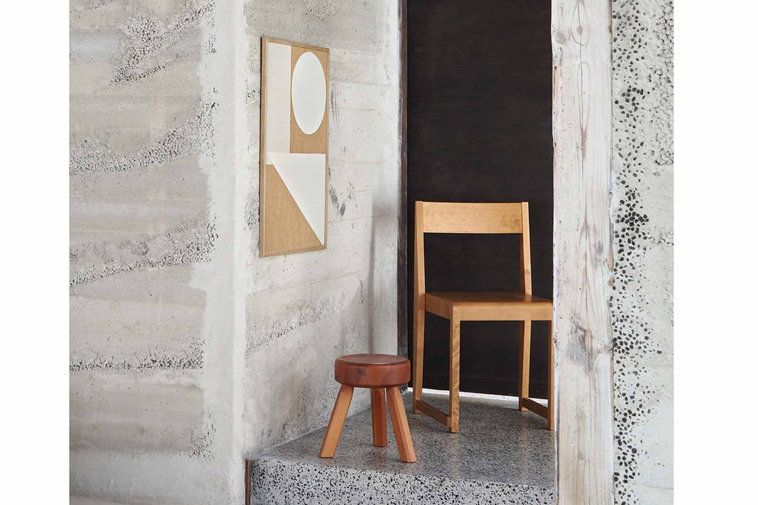Atelier Cph（アトリエ・シーピーエイチ）は、デンマーク・コペンハーゲンを拠点とするデザインスタジオ兼アートブランドです。ミニマルで構築的なビジュアルを特徴とし、抽象アートやコラージュを中心としたアートポスターを多数手がけています。北欧デザインらしい洗練された感性とバランスの取れた構成美が魅力で、リビング、寝室、書斎、オフィスなど、あらゆる空間に調和と静けさをもたらします。幾何学的なモチーフを用いたアートは、ギャラリーウォールやモダンインテリアのアクセントにも最適。高品質な紙と印刷による仕上がりで、インテリアとしての完成度も高く評価されています。北欧アートポスター、現代アート、ミニマルデザイン、韓国インテリアなど、幅広いスタイルにマッチするスタイリッシュなアートを探している方におすすめです。