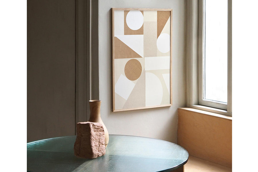 Atelier Cph（アトリエ・シーピーエイチ）は、デンマーク・コペンハーゲンを拠点とするデザインスタジオ兼アートブランドです。ミニマルで構築的なビジュアルを特徴とし、抽象アートやコラージュを中心としたアートポスターを多数手がけています。北欧デザインらしい洗練された感性とバランスの取れた構成美が魅力で、リビング、寝室、書斎、オフィスなど、あらゆる空間に調和と静けさをもたらします。幾何学的なモチーフを用いたアートは、ギャラリーウォールやモダンインテリアのアクセントにも最適。高品質な紙と印刷による仕上がりで、インテリアとしての完成度も高く評価されています。北欧アートポスター、現代アート、ミニマルデザイン、韓国インテリアなど、幅広いスタイルにマッチするスタイリッシュなアートを探している方におすすめです。