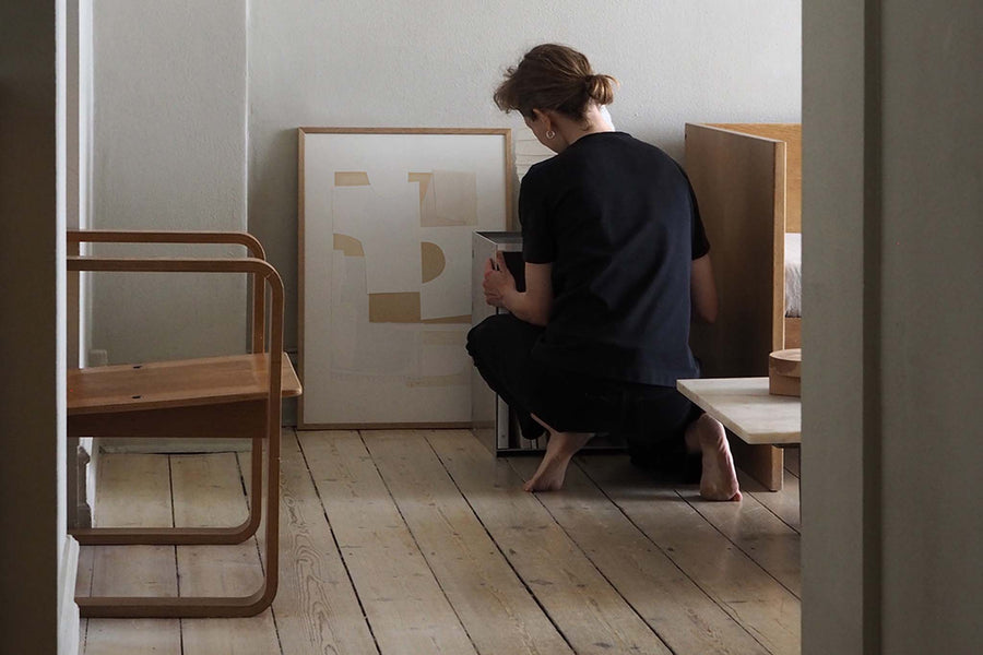 Atelier Cph（アトリエ・シーピーエイチ）は、デンマーク・コペンハーゲンを拠点とするデザインスタジオ兼アートブランドです。ミニマルで構築的なビジュアルを特徴とし、抽象アートやコラージュを中心としたアートポスターを多数手がけています。北欧デザインらしい洗練された感性とバランスの取れた構成美が魅力で、リビング、寝室、書斎、オフィスなど、あらゆる空間に調和と静けさをもたらします。幾何学的なモチーフを用いたアートは、ギャラリーウォールやモダンインテリアのアクセントにも最適。高品質な紙と印刷による仕上がりで、インテリアとしての完成度も高く評価されています。北欧アートポスター、現代アート、ミニマルデザイン、韓国インテリアなど、幅広いスタイルにマッチするスタイリッシュなアートを探している方におすすめです。