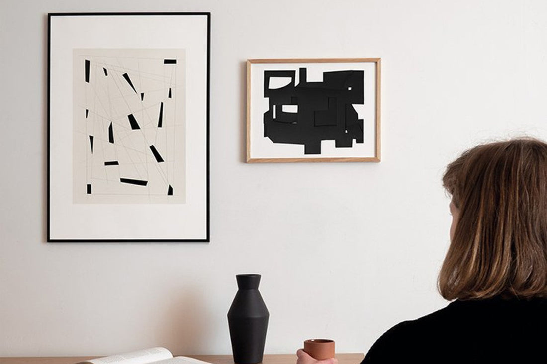 Atelier Cph（アトリエ・シーピーエイチ）は、デンマーク・コペンハーゲンを拠点とするデザインスタジオ兼アートブランドです。ミニマルで構築的なビジュアルを特徴とし、抽象アートやコラージュを中心としたアートポスターを多数手がけています。北欧デザインらしい洗練された感性とバランスの取れた構成美が魅力で、リビング、寝室、書斎、オフィスなど、あらゆる空間に調和と静けさをもたらします。幾何学的なモチーフを用いたアートは、ギャラリーウォールやモダンインテリアのアクセントにも最適。高品質な紙と印刷による仕上がりで、インテリアとしての完成度も高く評価されています。北欧アートポスター、現代アート、ミニマルデザイン、韓国インテリアなど、幅広いスタイルにマッチするスタイリッシュなアートを探している方におすすめです。