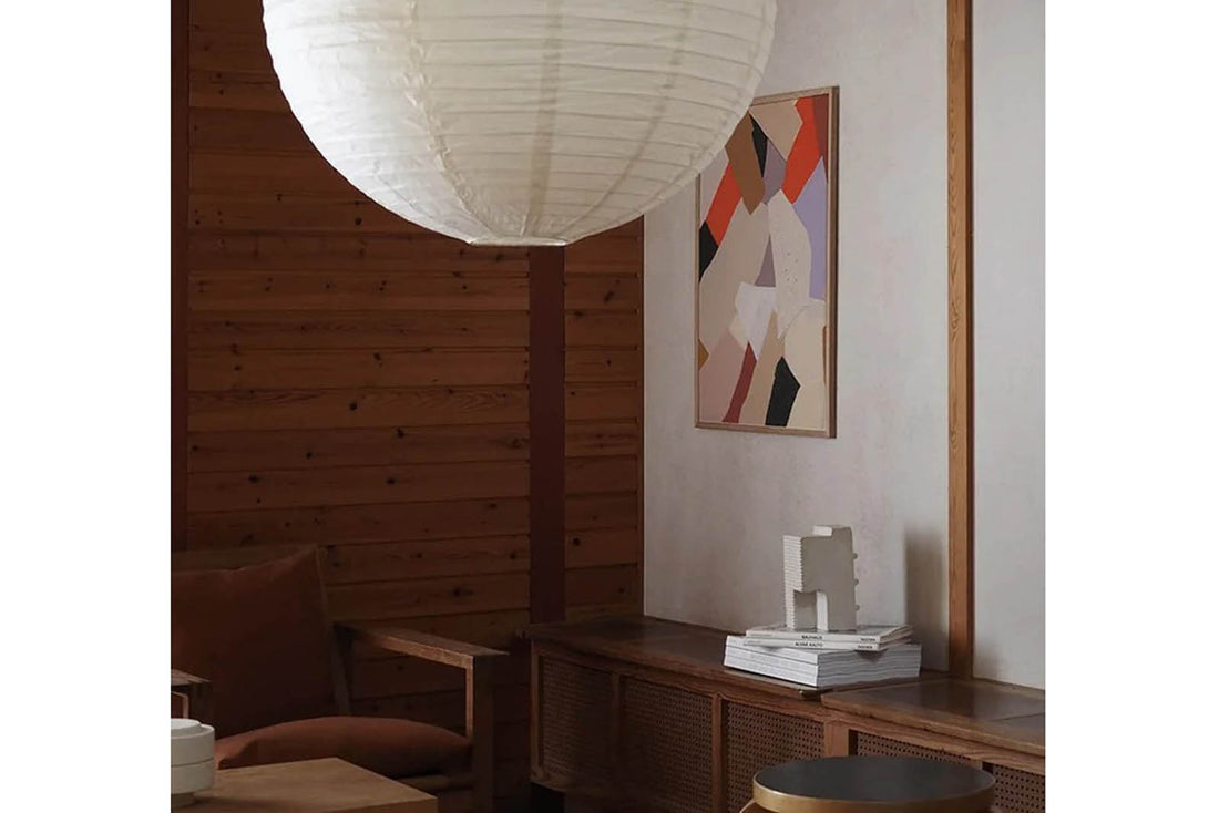 Atelier Cph（アトリエ・シーピーエイチ）は、デンマーク・コペンハーゲンを拠点とするデザインスタジオ兼アートブランドです。ミニマルで構築的なビジュアルを特徴とし、抽象アートやコラージュを中心としたアートポスターを多数手がけています。北欧デザインらしい洗練された感性とバランスの取れた構成美が魅力で、リビング、寝室、書斎、オフィスなど、あらゆる空間に調和と静けさをもたらします。幾何学的なモチーフを用いたアートは、ギャラリーウォールやモダンインテリアのアクセントにも最適。高品質な紙と印刷による仕上がりで、インテリアとしての完成度も高く評価されています。北欧アートポスター、現代アート、ミニマルデザイン、韓国インテリアなど、幅広いスタイルにマッチするスタイリッシュなアートを探している方におすすめです。