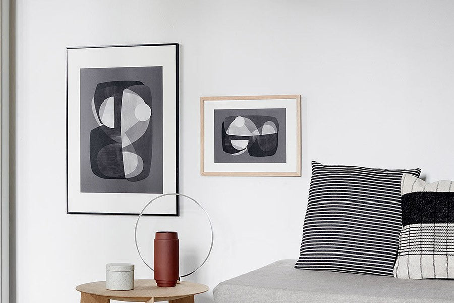 ATELIERCPHはデンマークのクリエイティブスタジオです。"トレンド予報のSARA"と"アートディレクターのMANDY"によって2012年に設立され、革新的なアイテムを発表しています。こちらのポスターコレクションは、生地を異なる抽象的な形と幾何学的な形にカットし、布のテクスチャを感じられる様にデンマークの写真家"Jonas"によってHasselbladのカメラで撮影されています。これらは、コペンハーゲン中心部の古いビスケット工場で作成されています。