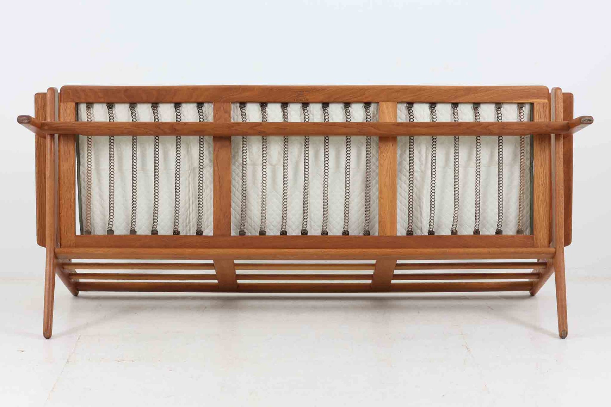 北欧家具を代表するソファ『GE290』です。現在リプロダクト品が販売されていますが、こちらは本物です。元々はベッド会社であるGETAmA社ならではのコイルスプリングが内包されたクッションの座り心地は、弾力があり心地良く、読書や映画などのリラックスタイムに最適です。立ち上がる際も適度なはね返りがあるので、動く時に億劫になる事はありません。HansJ.Wegnerならではの時代を超えた素晴らしいデザインです。横や背面から見るとまた違った表情を感じて頂けると思います。