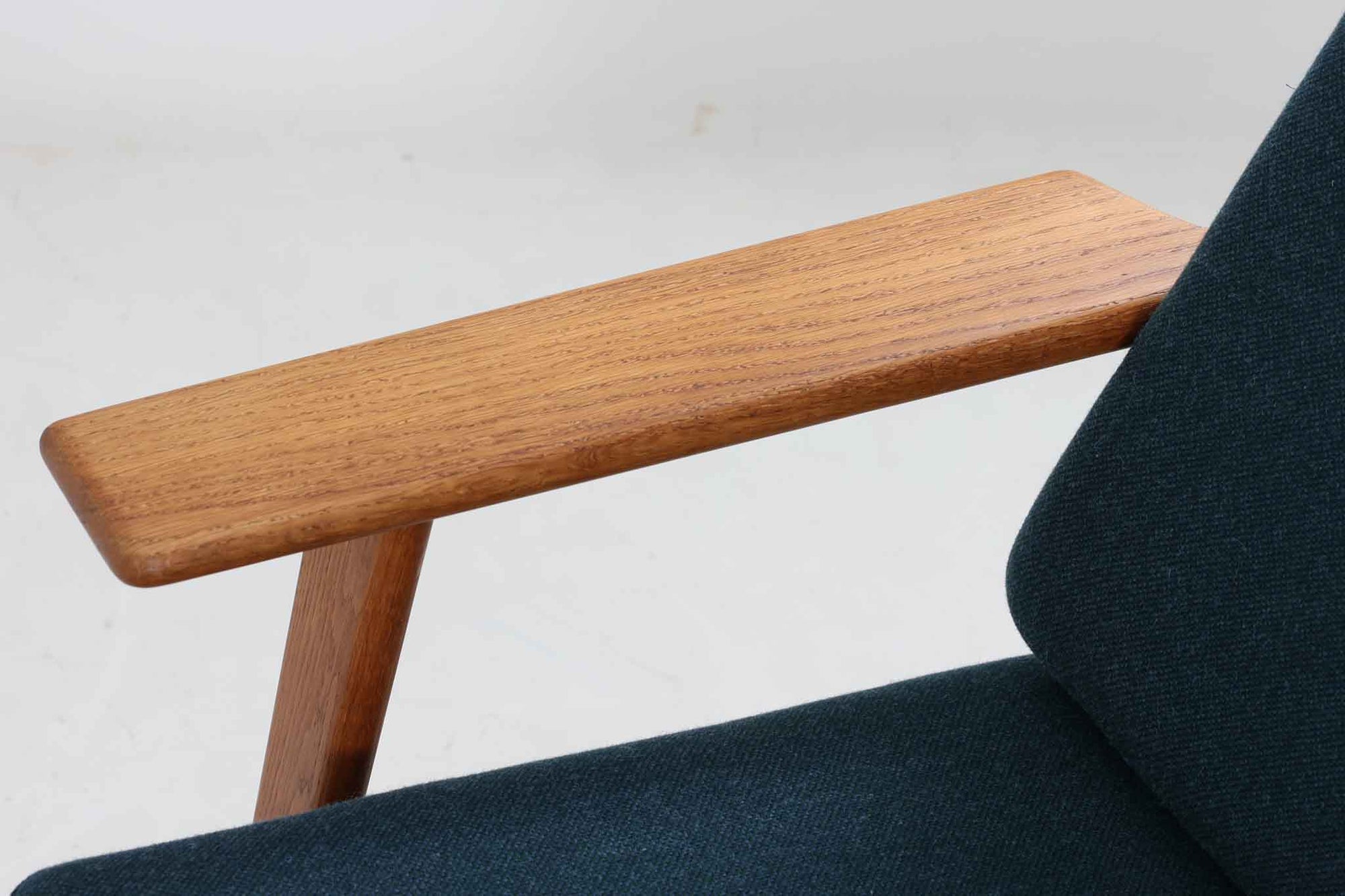 北欧家具を代表するソファ『GE290』です。現在リプロダクト品が販売されていますが、こちらは本物です。元々はベッド会社であるGETAmA社ならではのコイルスプリングが内包されたクッションの座り心地は、弾力があり心地良く、読書や映画などのリラックスタイムに最適です。立ち上がる際も適度なはね返りがあるので、動く時に億劫になる事はありません。HansJ.Wegnerならではの時代を超えた素晴らしいデザインです。横や背面から見るとまた違った表情を感じて頂けると思います。