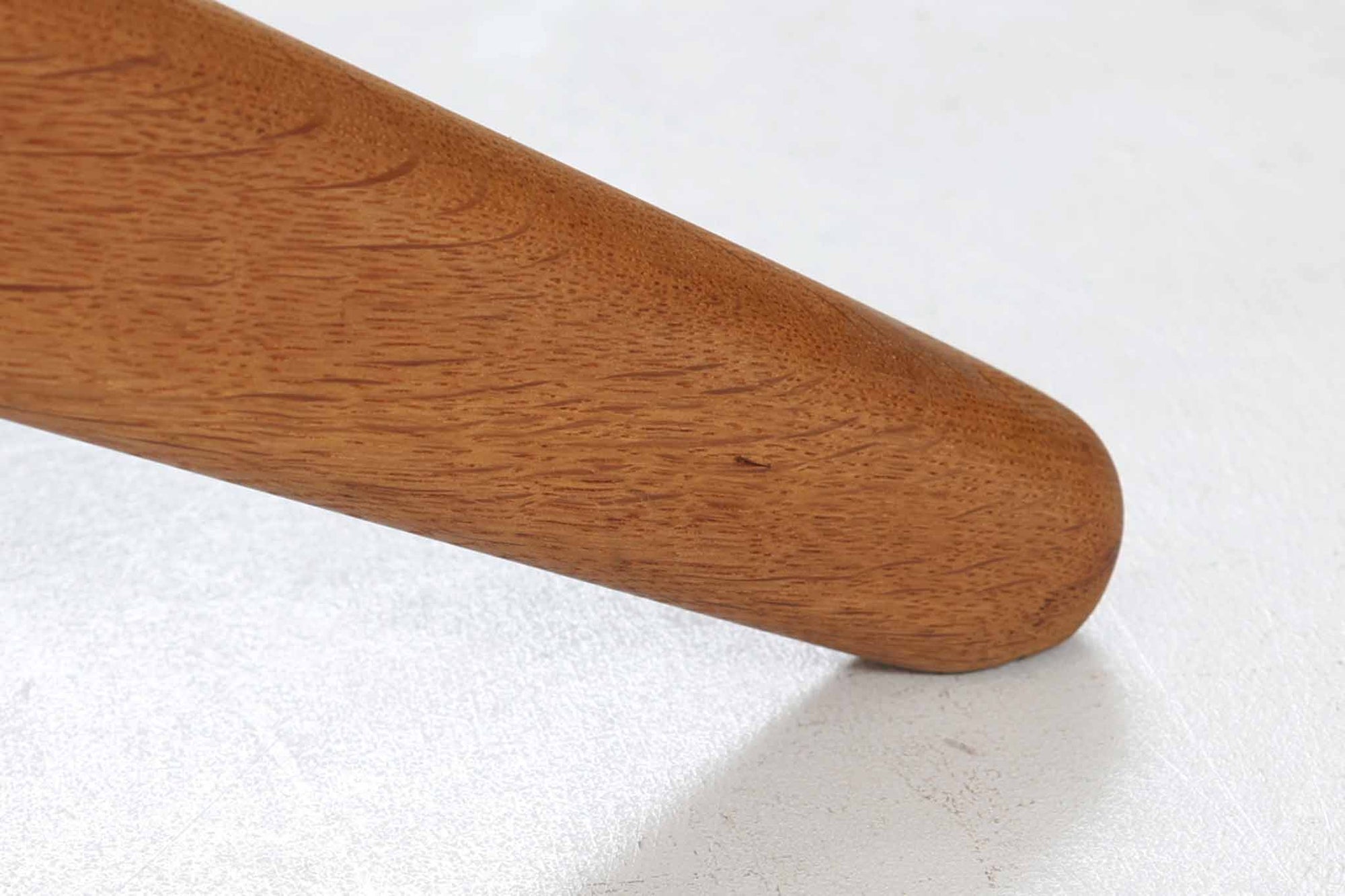 北欧家具を代表するソファ『GE290』です。現在リプロダクト品が販売されていますが、こちらは本物です。元々はベッド会社であるGETAmA社ならではのコイルスプリングが内包されたクッションの座り心地は、弾力があり心地良く、読書や映画などのリラックスタイムに最適です。立ち上がる際も適度なはね返りがあるので、動く時に億劫になる事はありません。HansJ.Wegnerならではの時代を超えた素晴らしいデザインです。横や背面から見るとまた違った表情を感じて頂けると思います。