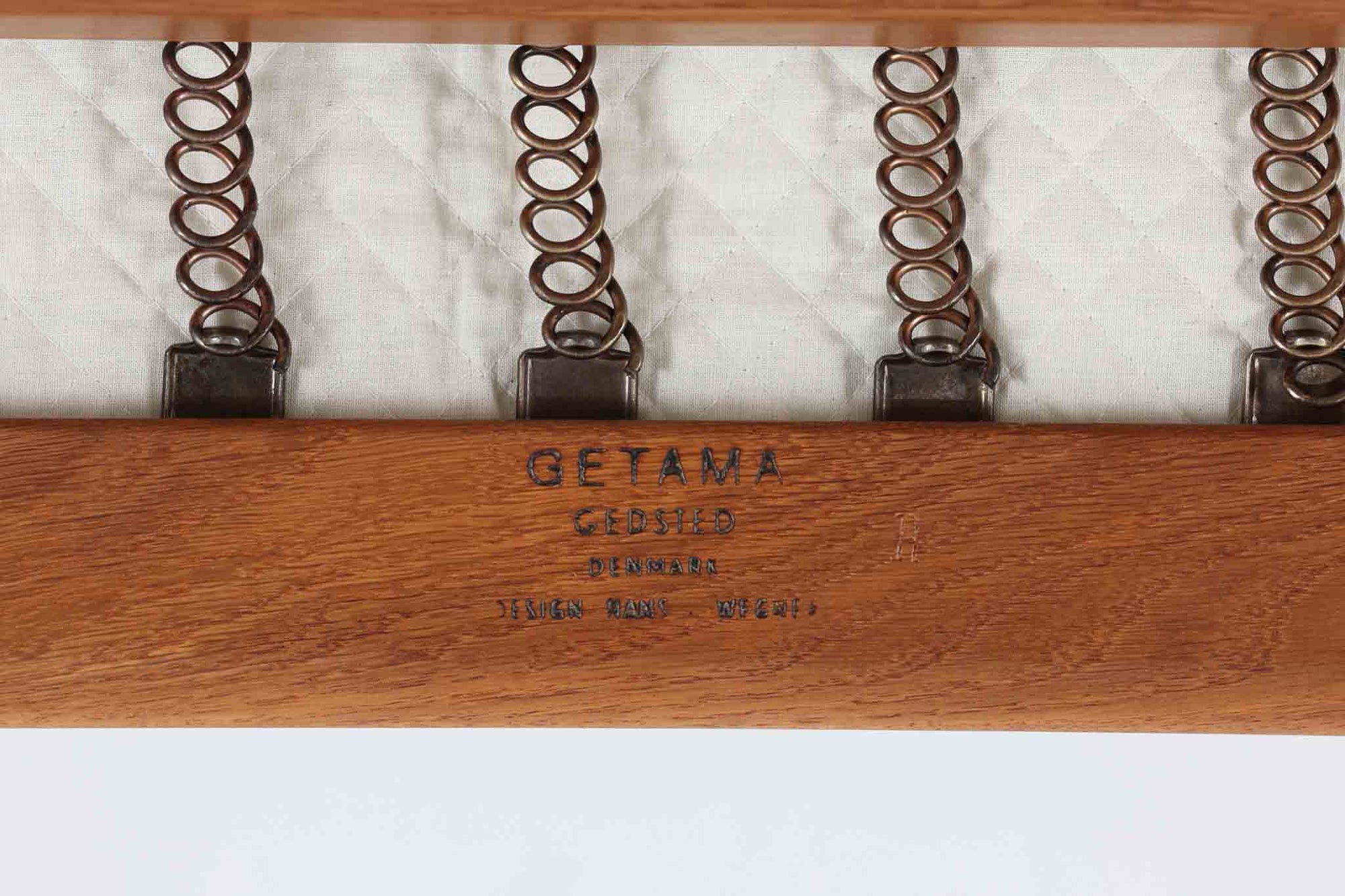 北欧家具を代表するソファ『GE290』です。現在リプロダクト品が販売されていますが、こちらは本物です。元々はベッド会社であるGETAmA社ならではのコイルスプリングが内包されたクッションの座り心地は、弾力があり心地良く、読書や映画などのリラックスタイムに最適です。立ち上がる際も適度なはね返りがあるので、動く時に億劫になる事はありません。HansJ.Wegnerならではの時代を超えた素晴らしいデザインです。横や背面から見るとまた違った表情を感じて頂けると思います。