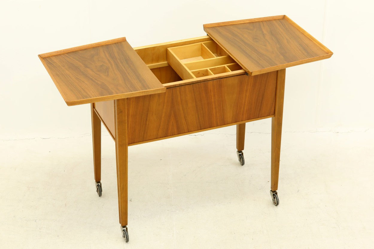 北欧より買い付けたソーイングテーブルです。良質なチーク材が使用されています。天板をスライドすると使い勝手の良い収納部がございます。一見シンプルなデザインに見える所が素敵ではないでしょうか。