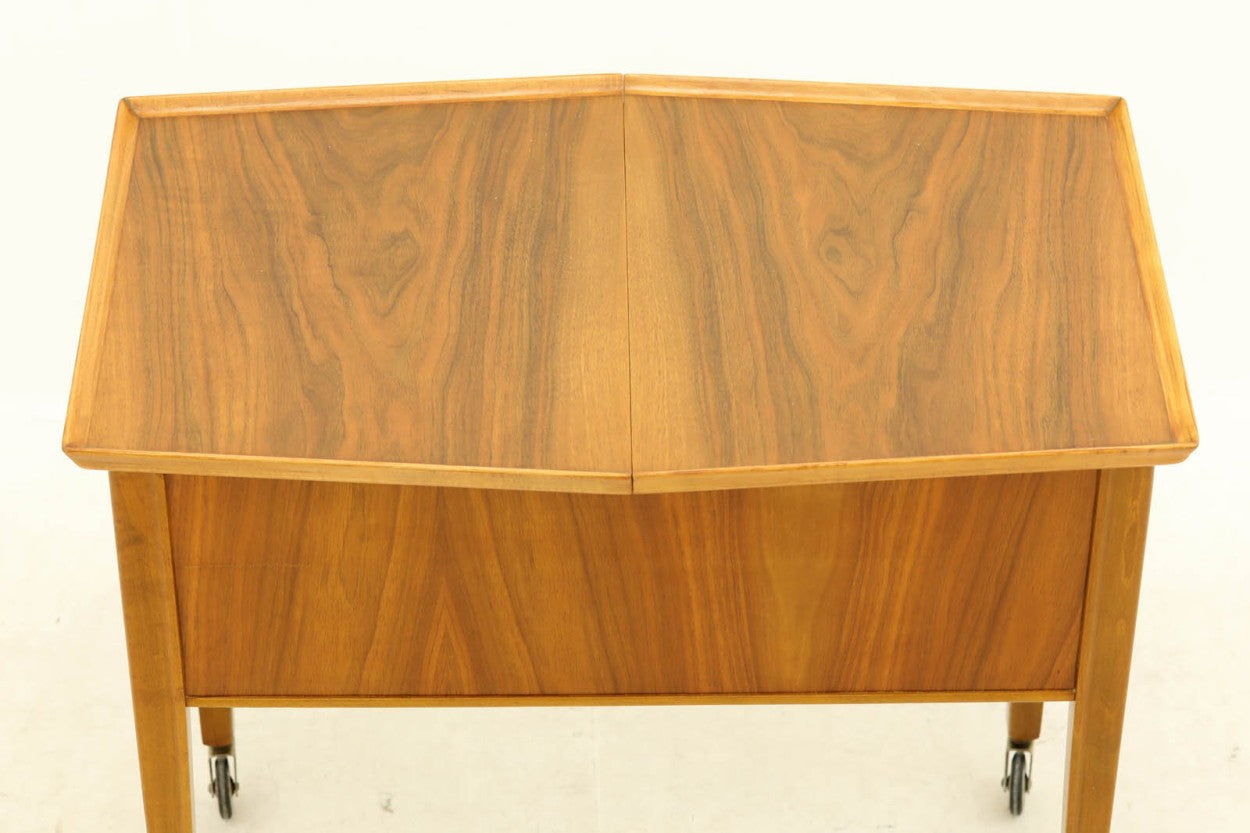 北欧より買い付けたソーイングテーブルです。良質なチーク材が使用されています。天板をスライドすると使い勝手の良い収納部がございます。一見シンプルなデザインに見える所が素敵ではないでしょうか。