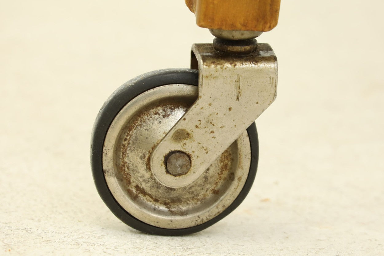 北欧より買い付けたソーイングテーブルです。良質なチーク材が使用されています。天板をスライドすると使い勝手の良い収納部がございます。一見シンプルなデザインに見える所が素敵ではないでしょうか。