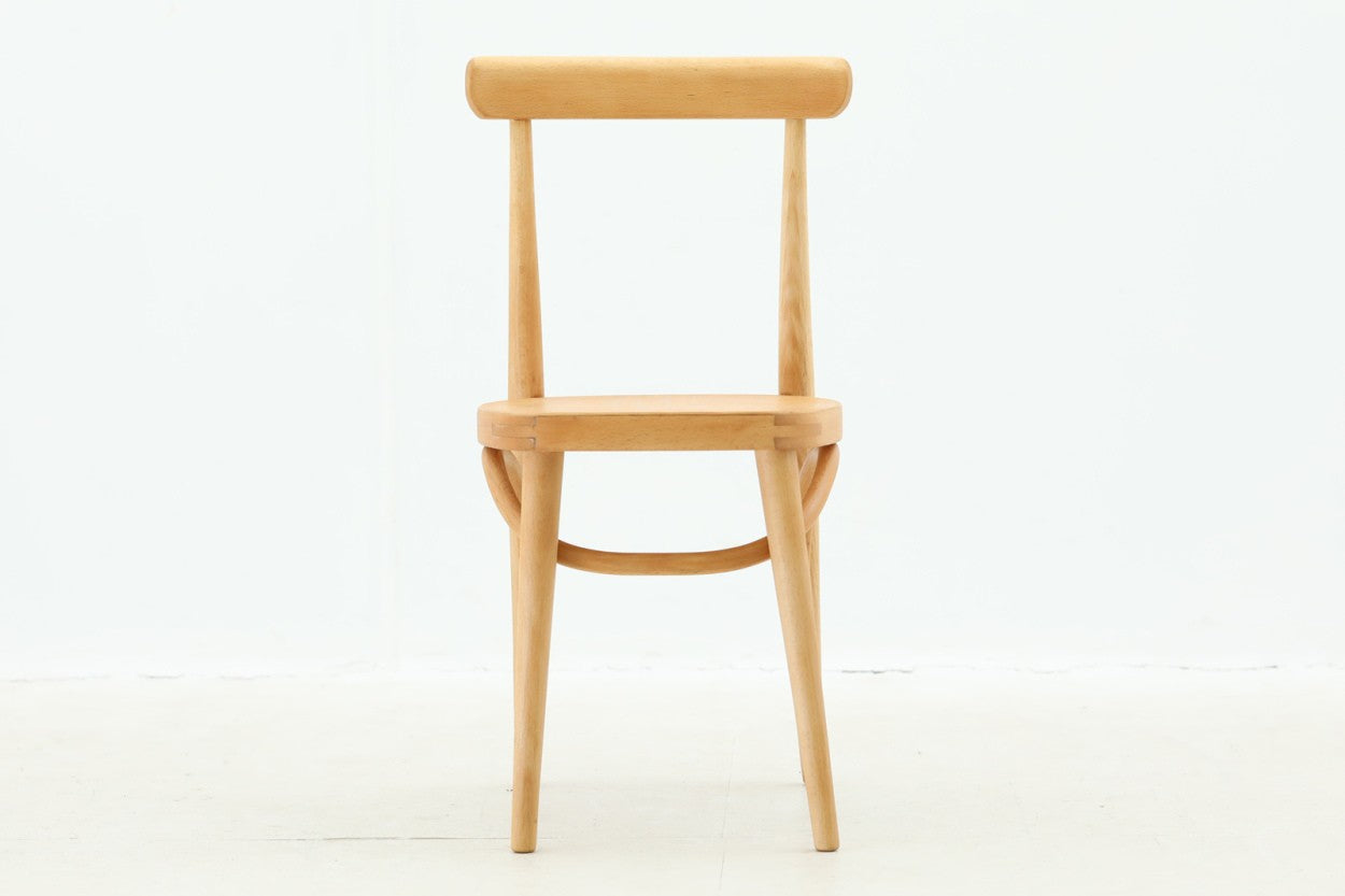 北欧より買い付けたキッズチェアです。小ぶりで可愛らしいデザインです。ビーチ材が使用されており、ナチュラルな雰囲気が魅力的です。