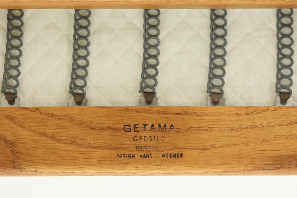 北欧家具を代表するソファ『GE240』です。現在ではビンテージ品のみ入手可能です。GE290のフレームより傾斜や曲線が多く使用されており、汚れやすいアーム部のみチーク材を使用するという手の込んだ作りを感じさせてくれます。元々はベッド会社であるGETAmA社ならではのコイルスプリングが内包されたクッションの座り心地は、弾力があり心地良く、読書や映画などのリラックスタイムに最適です。立ち上がる際も適度なはね返りがあるので、動く時に億劫になる事はありません。HansJ.Wegnerならではの時代を超えた素晴らしいデザインです。横や背面から見るとまた違った表情を感じて頂けると思います。アーム部にチーク材が使用された希少なモデルです。