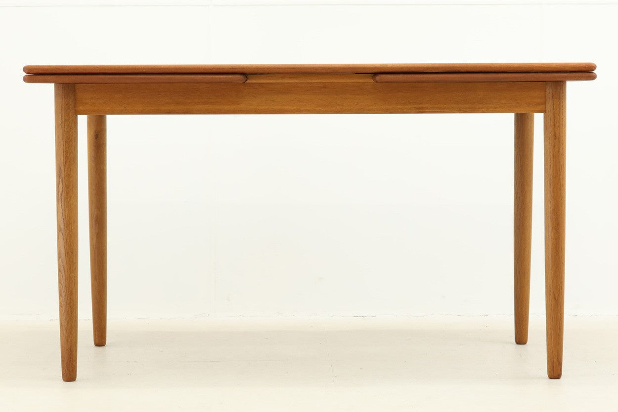 北欧より買い付けたエクステンションダイニングテーブルです。良質なチーク材の綺麗な木目とナチュラルなオーク材の組み合わせが綺麗です。使用目的によって、さっと天板を広げる事が出来ますので、大変便利です。