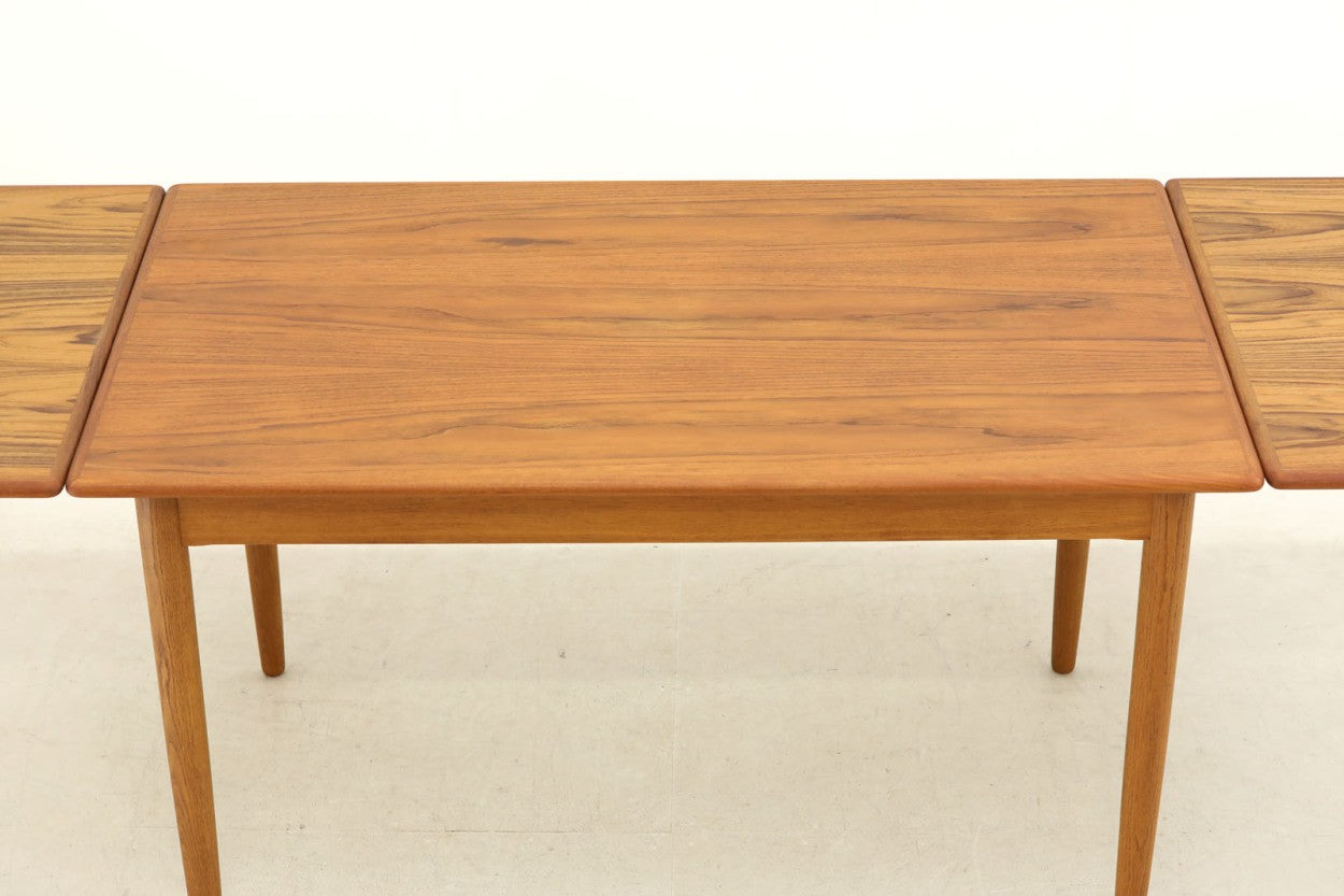 北欧より買い付けたエクステンションダイニングテーブルです。良質なチーク材の綺麗な木目とナチュラルなオーク材の組み合わせが綺麗です。使用目的によって、さっと天板を広げる事が出来ますので、大変便利です。