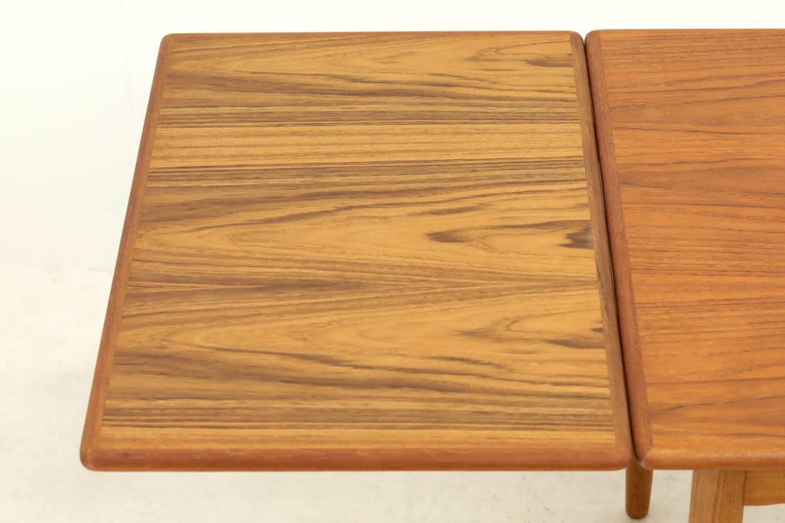 北欧より買い付けたエクステンションダイニングテーブルです。良質なチーク材の綺麗な木目とナチュラルなオーク材の組み合わせが綺麗です。使用目的によって、さっと天板を広げる事が出来ますので、大変便利です。