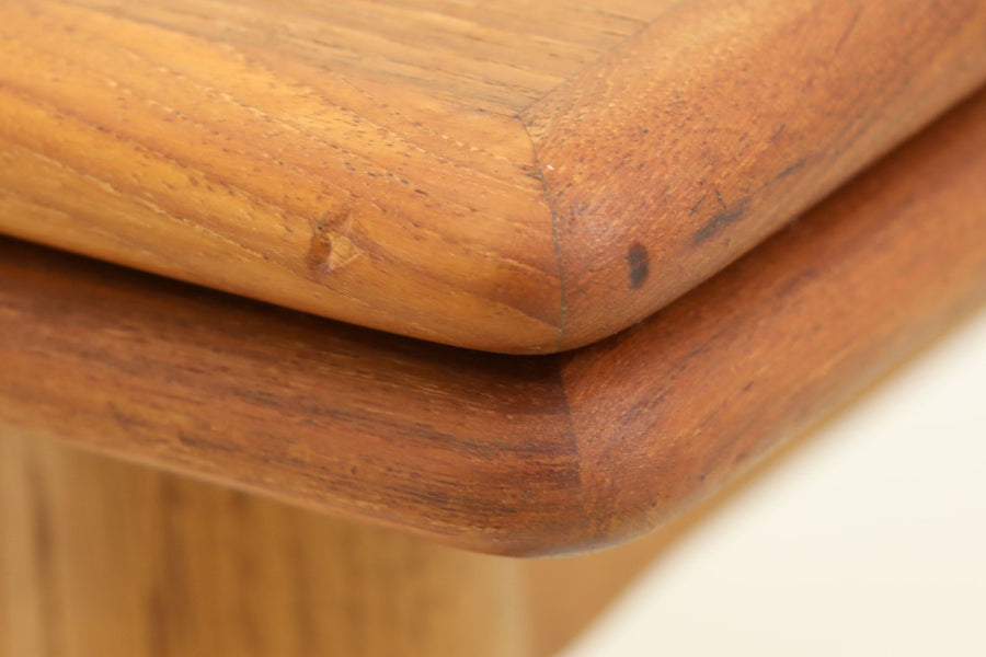 北欧より買い付けたエクステンションダイニングテーブルです。良質なチーク材の綺麗な木目とナチュラルなオーク材の組み合わせが綺麗です。使用目的によって、さっと天板を広げる事が出来ますので、大変便利です。