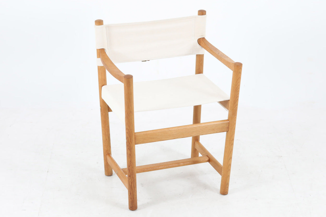 「Ditte&amp;amp;AdrianHeath」デザインのアームチェアです。オーク材とキャンバス生地の組み合わせで、背もたれの本革がデザインポイントになっています。