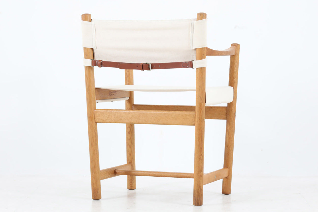 「Ditte&amp;amp;AdrianHeath」デザインのアームチェアです。オーク材とキャンバス生地の組み合わせで、背もたれの本革がデザインポイントになっています。