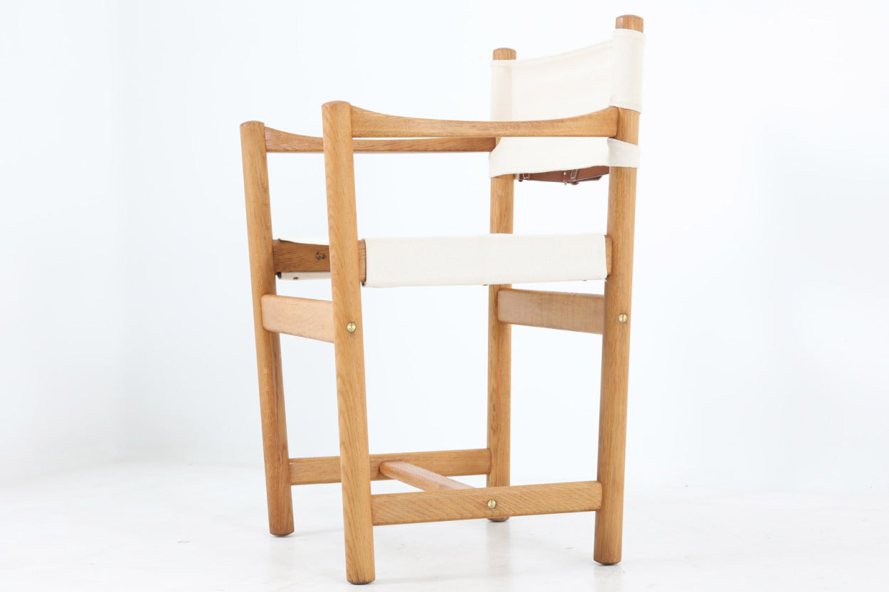 「Ditte&amp;amp;AdrianHeath」デザインのアームチェアです。オーク材とキャンバス生地の組み合わせで、背もたれの本革がデザインポイントになっています。