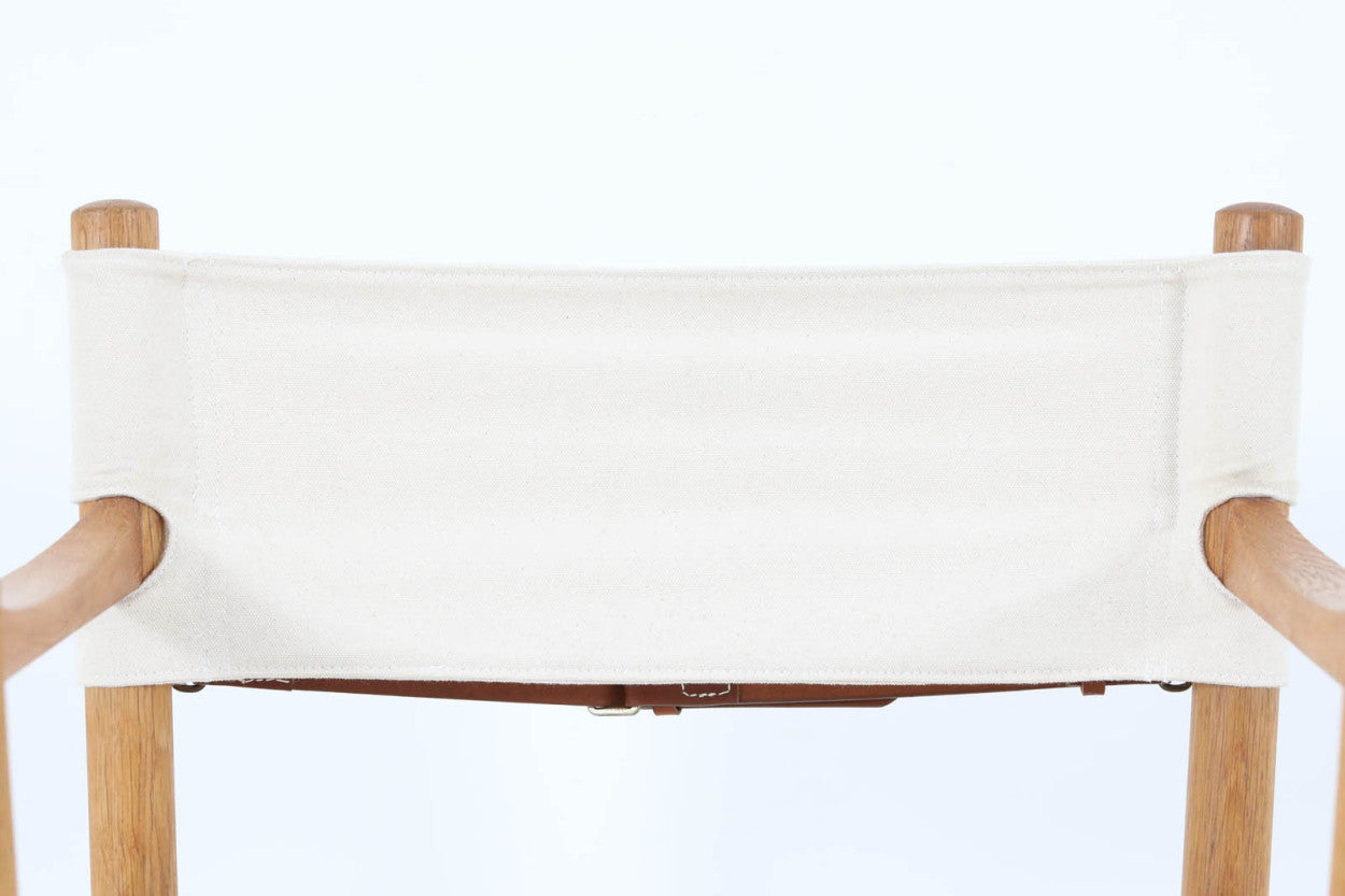 「Ditte&amp;amp;AdrianHeath」デザインのアームチェアです。オーク材とキャンバス生地の組み合わせで、背もたれの本革がデザインポイントになっています。