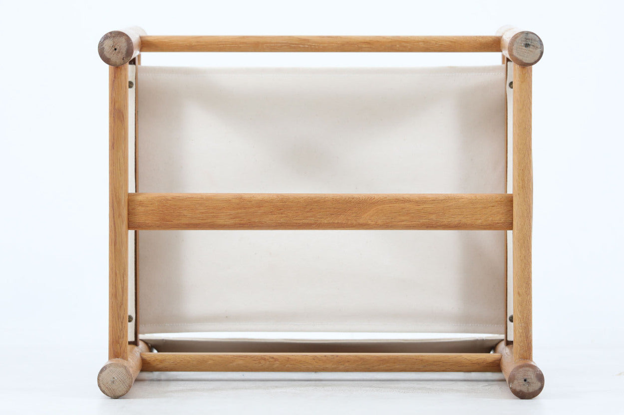 「Ditte&amp;amp;AdrianHeath」デザインのアームチェアです。オーク材とキャンバス生地の組み合わせで、背もたれの本革がデザインポイントになっています。