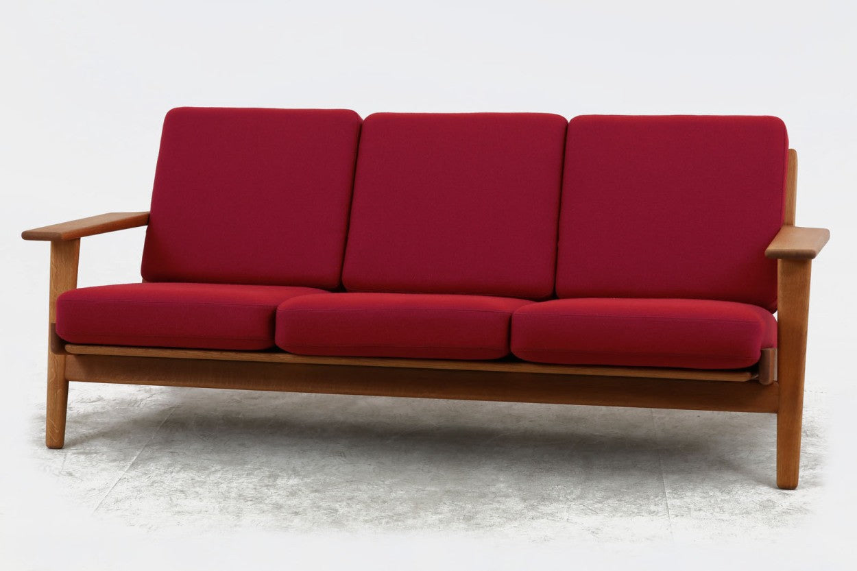 北欧家具を代表するソファ『GE290』です。現在リプロダクト品が販売されていますが、こちらは本物です。元々はベッド会社であるGETAmA社ならではのコイルスプリングが内包されたクッションの座り心地は、弾力があり心地良く、読書や映画などのリラックスタイムに最適です。立ち上がる際も適度なはね返りがあるので、動く時に億劫になる事はありません。HansJ.Wegnerならではの時代を超えた素晴らしいデザインです。横や背面から見るとまた違った表情を感じて頂けると思います。