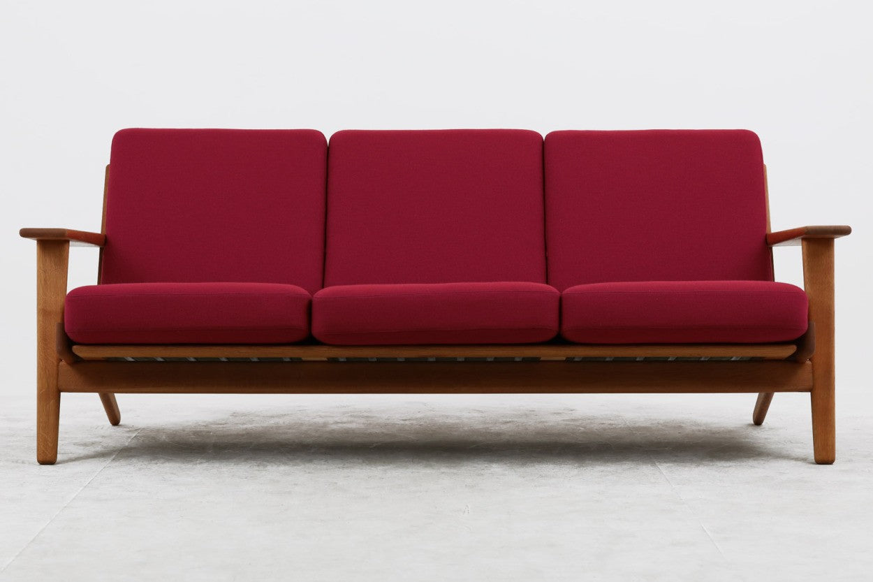 北欧家具を代表するソファ『GE290』です。現在リプロダクト品が販売されていますが、こちらは本物です。元々はベッド会社であるGETAmA社ならではのコイルスプリングが内包されたクッションの座り心地は、弾力があり心地良く、読書や映画などのリラックスタイムに最適です。立ち上がる際も適度なはね返りがあるので、動く時に億劫になる事はありません。HansJ.Wegnerならではの時代を超えた素晴らしいデザインです。横や背面から見るとまた違った表情を感じて頂けると思います。