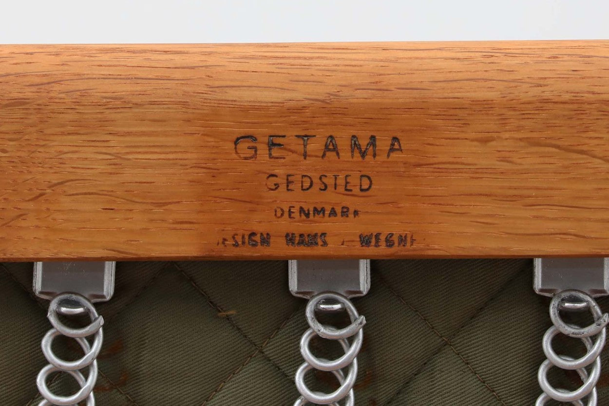 北欧家具を代表するソファ『GE290』です。現在リプロダクト品が販売されていますが、こちらは本物です。元々はベッド会社であるGETAmA社ならではのコイルスプリングが内包されたクッションの座り心地は、弾力があり心地良く、読書や映画などのリラックスタイムに最適です。立ち上がる際も適度なはね返りがあるので、動く時に億劫になる事はありません。HansJ.Wegnerならではの時代を超えた素晴らしいデザインです。横や背面から見るとまた違った表情を感じて頂けると思います。