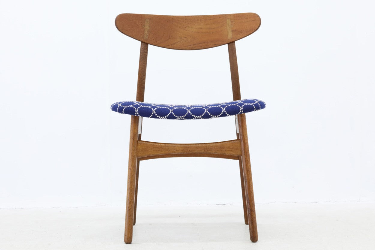 デンマークより買い付けたハンス・J・ウェグナーデザインによるチェア「CH30」です。背もたれのジョイント部が特徴的なデザインです。背もたれにチーク材が使用された希少なモデルです。生地はミナペルホネンの「タンバリン」を使用いたしました。人気のため現在復刻されましたが、チーク材とオーク材の組み合わせはビンテージ品でのみ入手可能です。