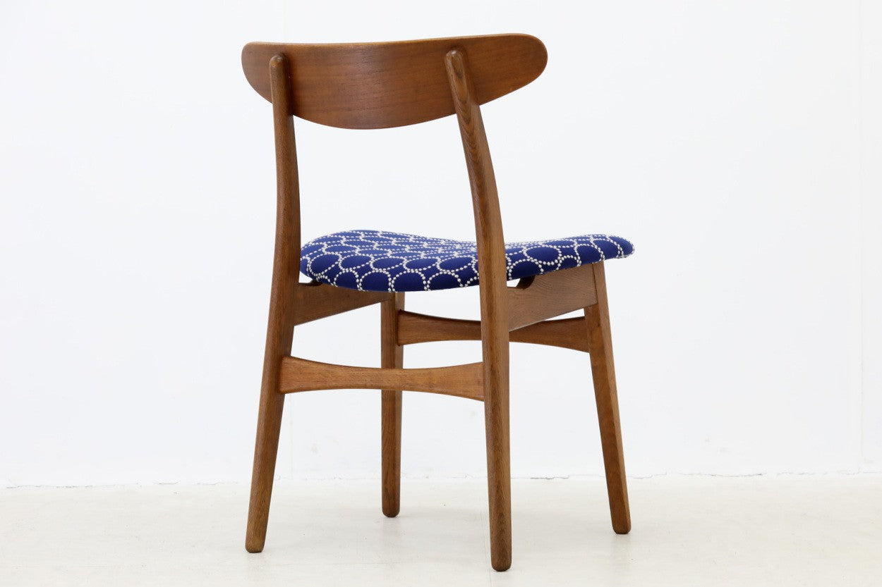 デンマークより買い付けたハンス・J・ウェグナーデザインによるチェア「CH30」です。背もたれのジョイント部が特徴的なデザインです。背もたれにチーク材が使用された希少なモデルです。生地はミナペルホネンの「タンバリン」を使用いたしました。人気のため現在復刻されましたが、チーク材とオーク材の組み合わせはビンテージ品でのみ入手可能です。