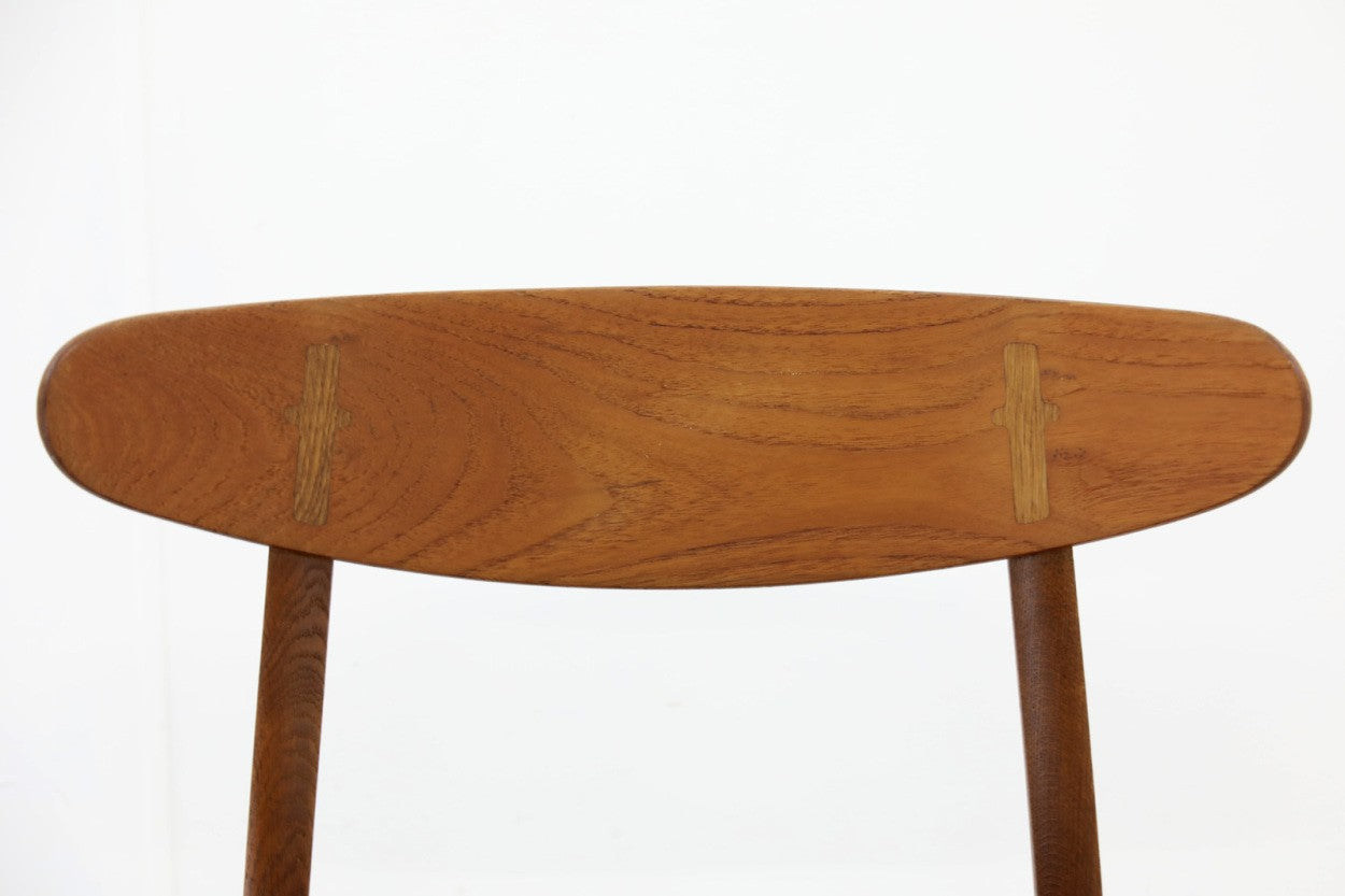 デンマークより買い付けたハンス・J・ウェグナーデザインによるチェア「CH30」です。背もたれのジョイント部が特徴的なデザインです。背もたれにチーク材が使用された希少なモデルです。生地はミナペルホネンの「タンバリン」を使用いたしました。人気のため現在復刻されましたが、チーク材とオーク材の組み合わせはビンテージ品でのみ入手可能です。