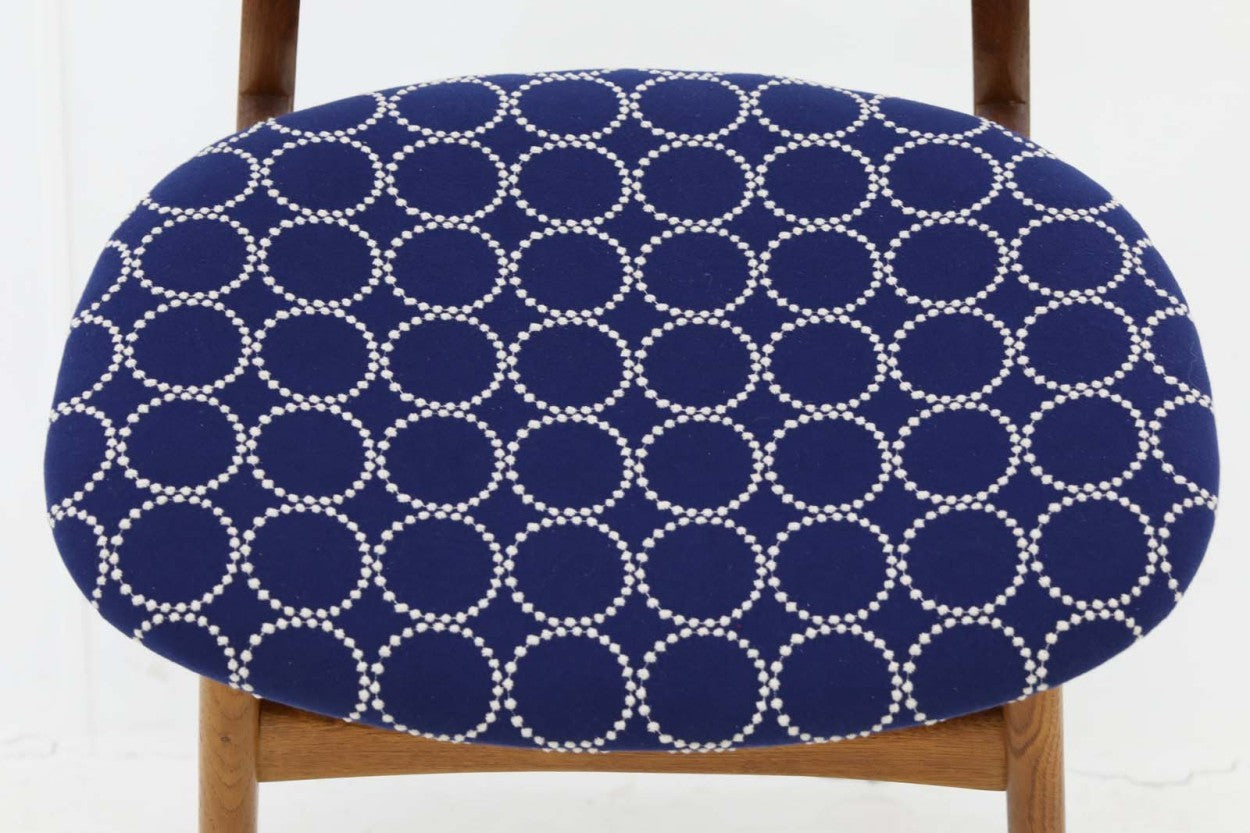 デンマークより買い付けたハンス・J・ウェグナーデザインによるチェア「CH30」です。背もたれのジョイント部が特徴的なデザインです。背もたれにチーク材が使用された希少なモデルです。生地はミナペルホネンの「タンバリン」を使用いたしました。人気のため現在復刻されましたが、チーク材とオーク材の組み合わせはビンテージ品でのみ入手可能です。