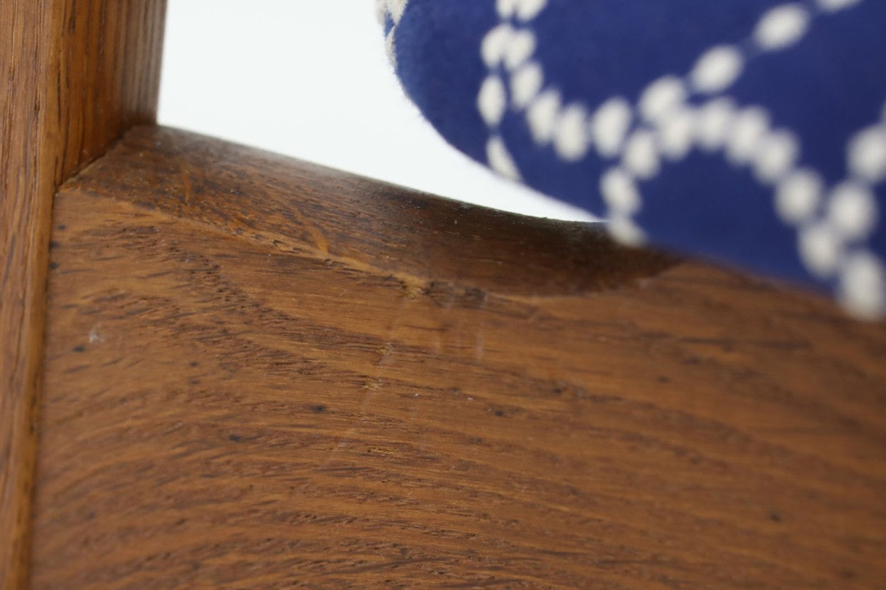 デンマークより買い付けたハンス・J・ウェグナーデザインによるチェア「CH30」です。背もたれのジョイント部が特徴的なデザインです。背もたれにチーク材が使用された希少なモデルです。生地はミナペルホネンの「タンバリン」を使用いたしました。人気のため現在復刻されましたが、チーク材とオーク材の組み合わせはビンテージ品でのみ入手可能です。