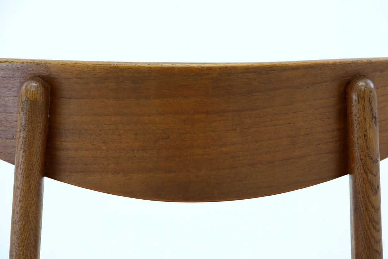 デンマークより買い付けたハンス・J・ウェグナーデザインによるチェア「CH30」です。背もたれのジョイント部が特徴的なデザインです。背もたれにチーク材が使用された希少なモデルです。生地はミナペルホネンの「タンバリン」を使用いたしました。人気のため現在復刻されましたが、チーク材とオーク材の組み合わせはビンテージ品でのみ入手可能です。