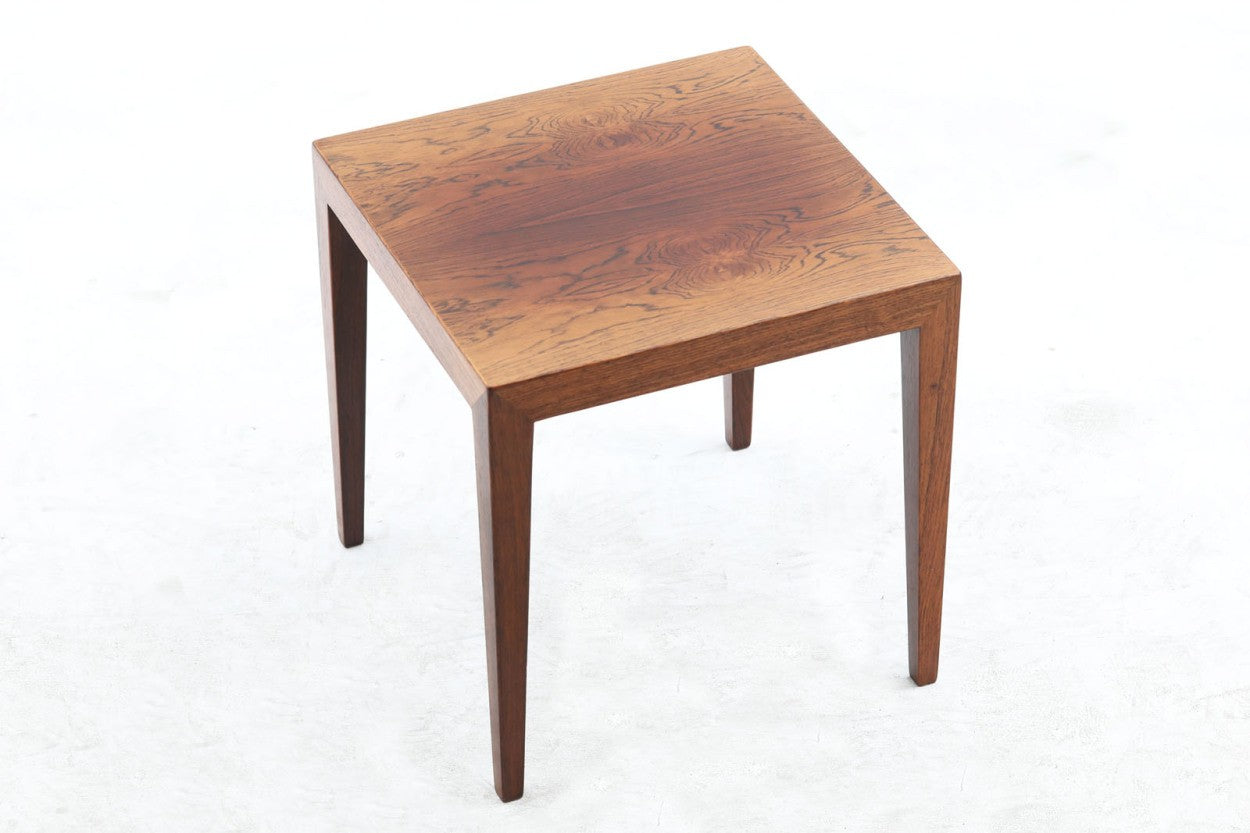 北欧より買い付けたサイドテーブルです。天板と脚の角はトメ加工が施されています。SeverinHansenJr.の代表的なデザインです。