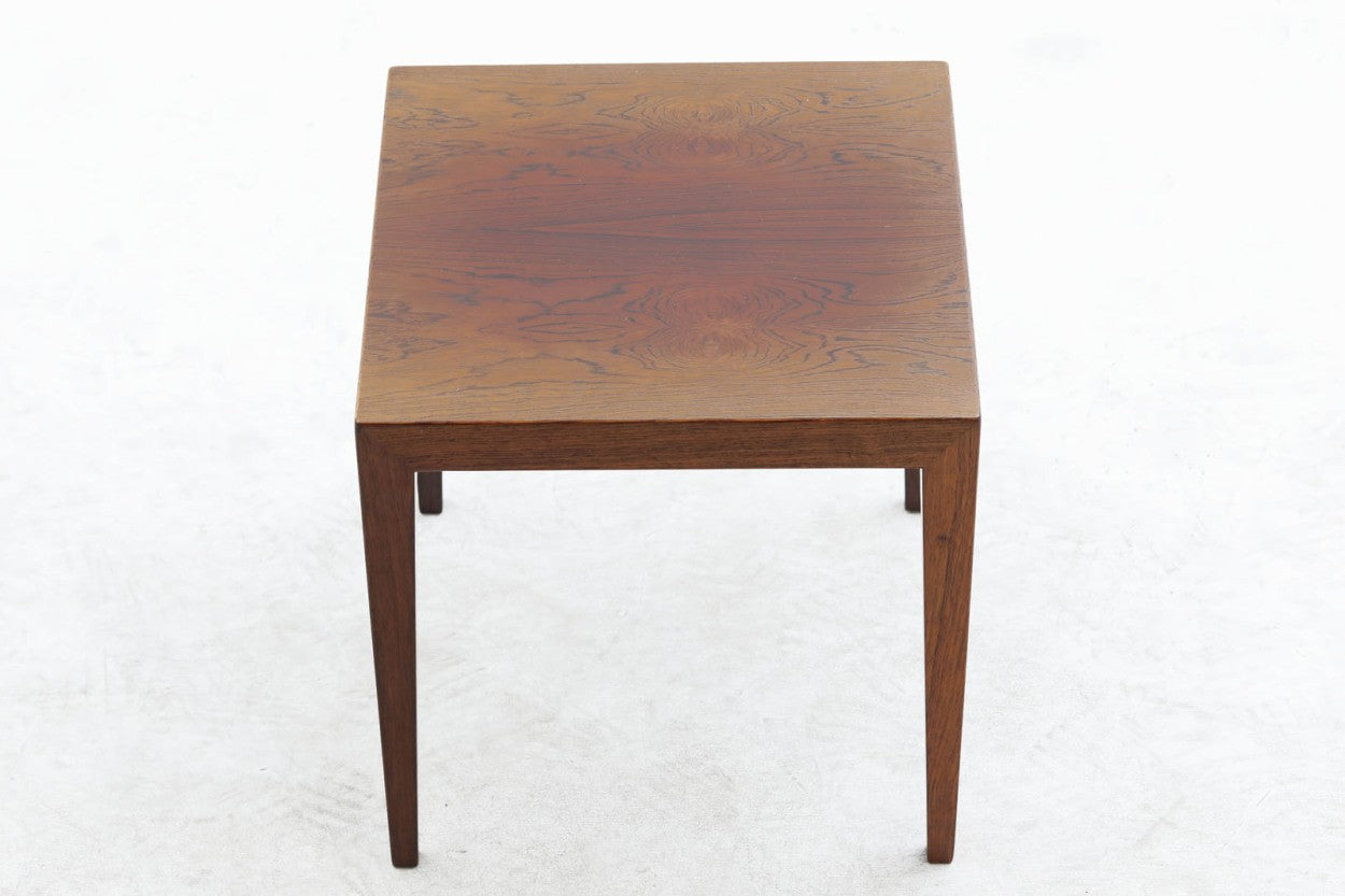 北欧より買い付けたサイドテーブルです。天板と脚の角はトメ加工が施されています。SeverinHansenJr.の代表的なデザインです。