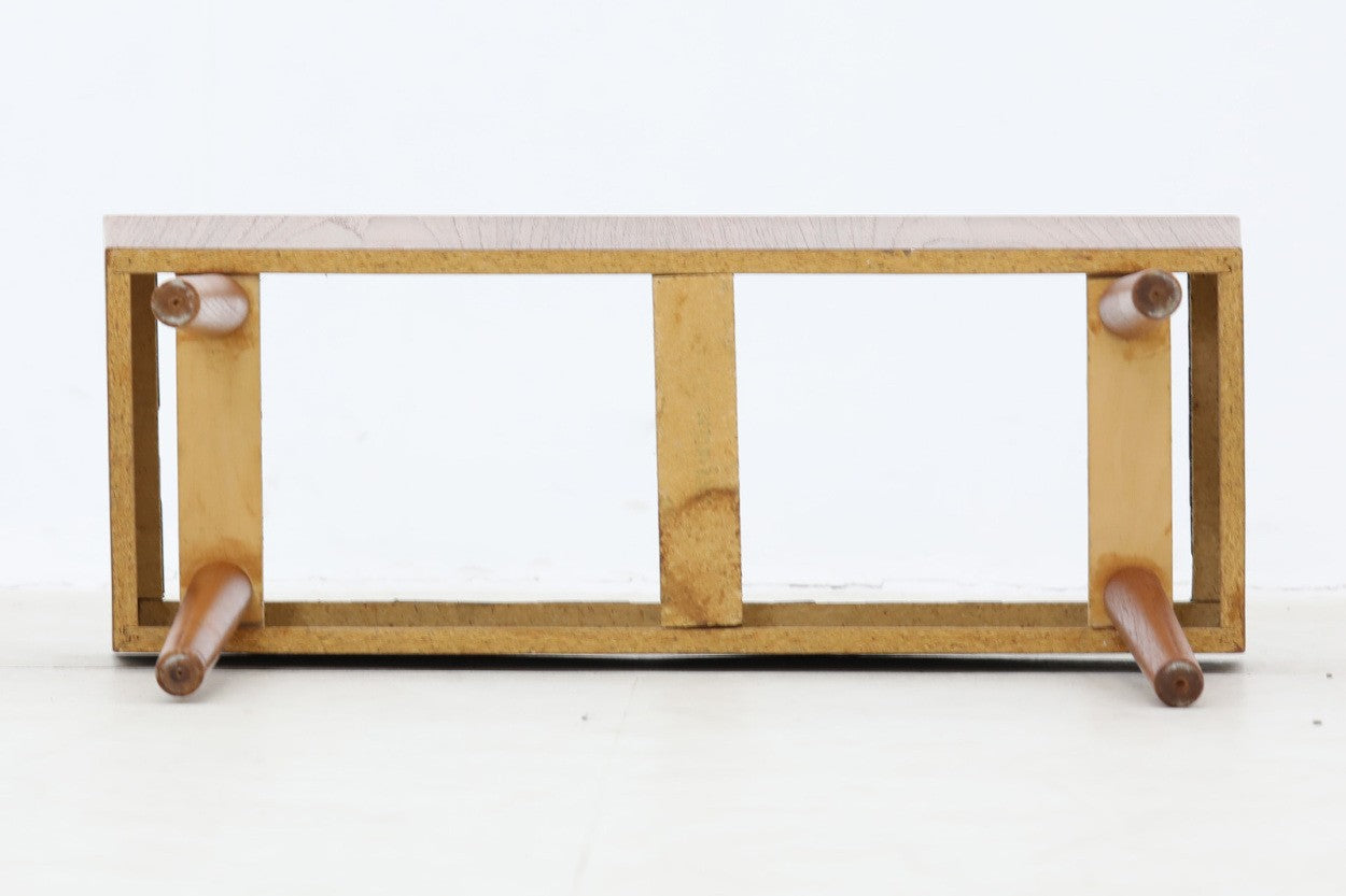 デンマーク製のプランターです。本体には良質なチーク材が使用されており、縁には落ち着きのあるブルー色のタイルが装飾されています。