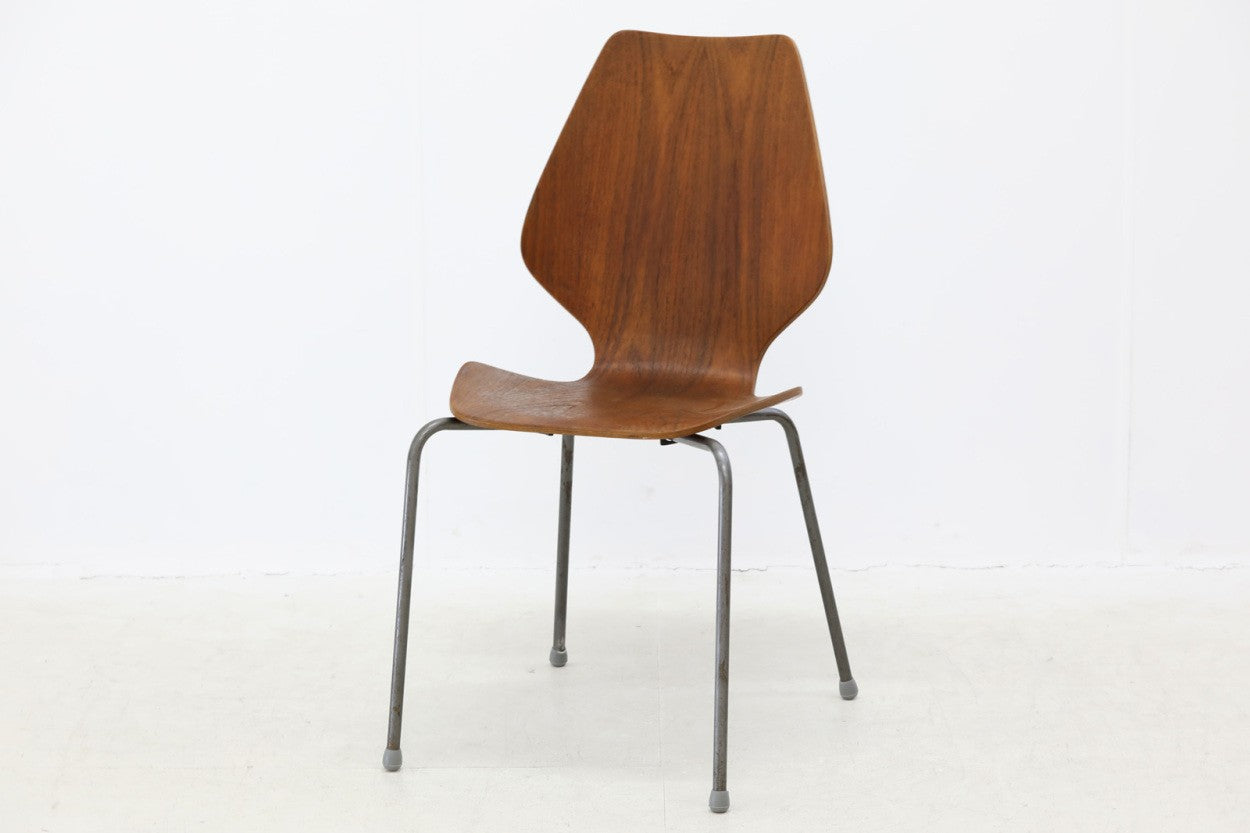 北欧より買い付けました。独特な形にカットされた合板が特徴的なチェアです。合板にはチーク材が前面と背面に貼られており、経年変化により独特の褐色のある色味と木目が特徴的です。