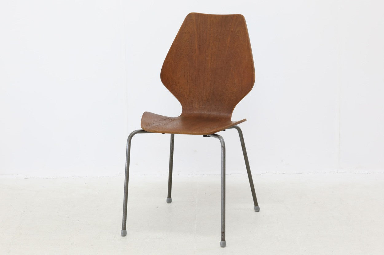 北欧より買い付けました。独特な形にカットされた合板が特徴的なチェアです。合板にはチーク材が前面と背面に貼られており、経年変化により独特の褐色のある色味と木目が特徴的です。