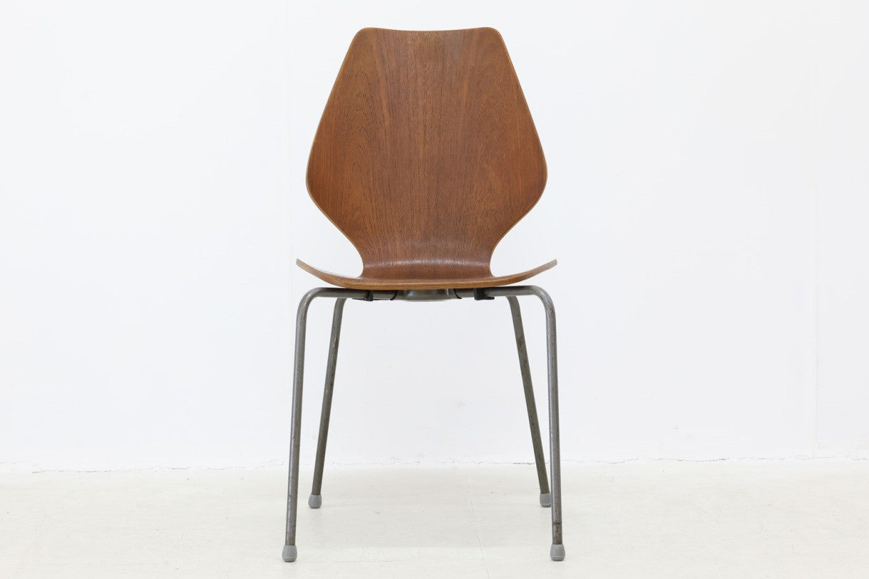 北欧より買い付けました。独特な形にカットされた合板が特徴的なチェアです。合板にはチーク材が前面と背面に貼られており、経年変化により独特の褐色のある色味と木目が特徴的です。