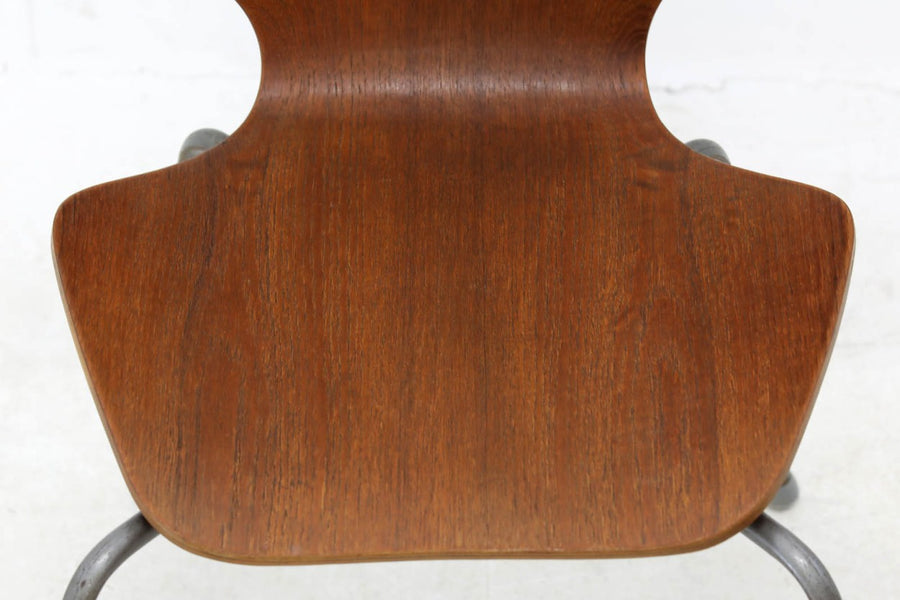 北欧より買い付けました。独特な形にカットされた合板が特徴的なチェアです。合板にはチーク材が前面と背面に貼られており、経年変化により独特の褐色のある色味と木目が特徴的です。