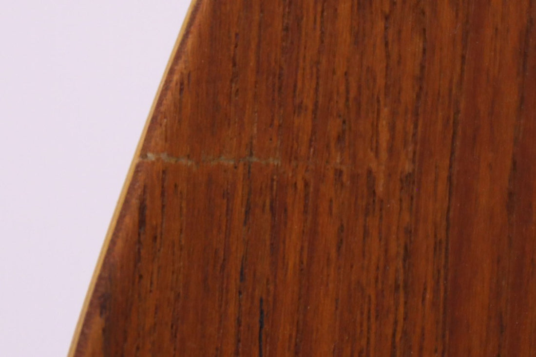 北欧より買い付けました。独特な形にカットされた合板が特徴的なチェアです。合板にはチーク材が前面と背面に貼られており、経年変化により独特の褐色のある色味と木目が特徴的です。