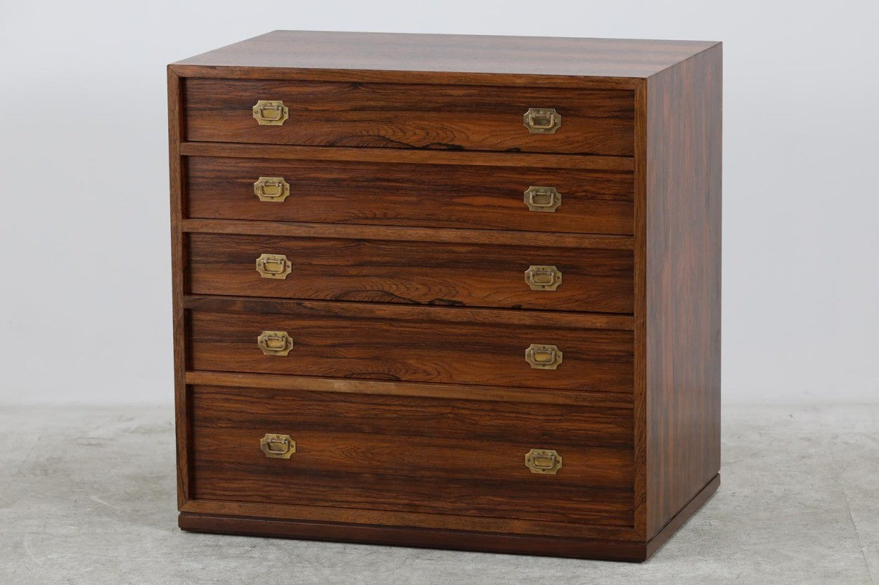 北欧より買い付けました。HenningKorchによって1966年にデザインされたチェストです。素材にはローズウッド材が使用されており、真鍮とのコンビネーションの美しいチェストです。小ぶりで日本家屋に良く合うデザインとなっています。