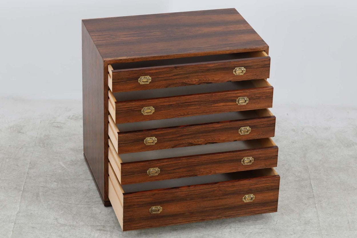 北欧より買い付けました。HenningKorchによって1966年にデザインされたチェストです。素材にはローズウッド材が使用されており、真鍮とのコンビネーションの美しいチェストです。小ぶりで日本家屋に良く合うデザインとなっています。