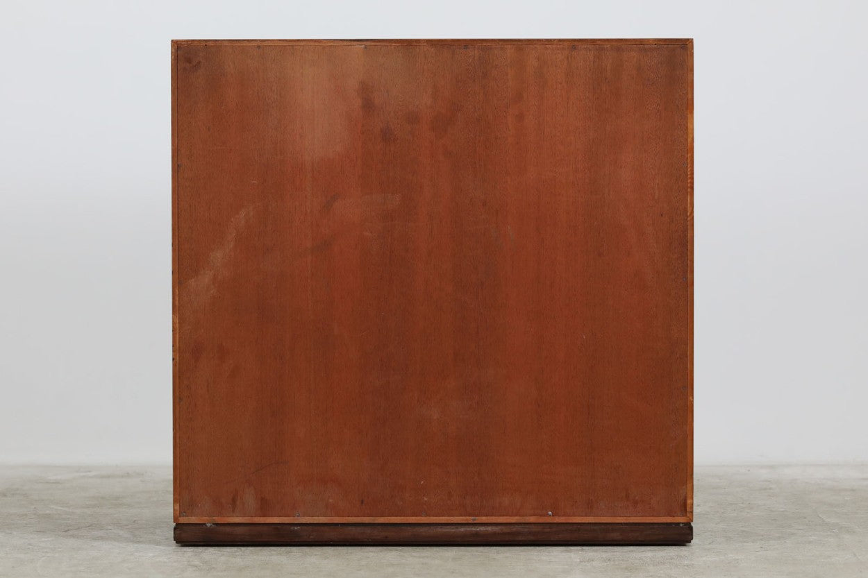 北欧より買い付けました。HenningKorchによって1966年にデザインされたチェストです。素材にはローズウッド材が使用されており、真鍮とのコンビネーションの美しいチェストです。小ぶりで日本家屋に良く合うデザインとなっています。