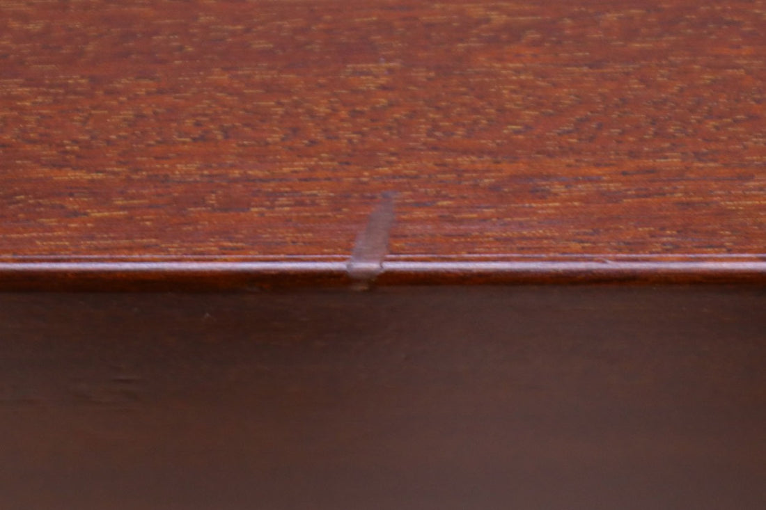 Haslev社の希少なソーイングテーブルです。一見シンプルなフォルムですが、細かい収納スペースがございます。Haslev社ならではの脚のデザインが素敵です。希少なマホガニー材が使用されており、高級感がございます。キャスターは付属しません。
