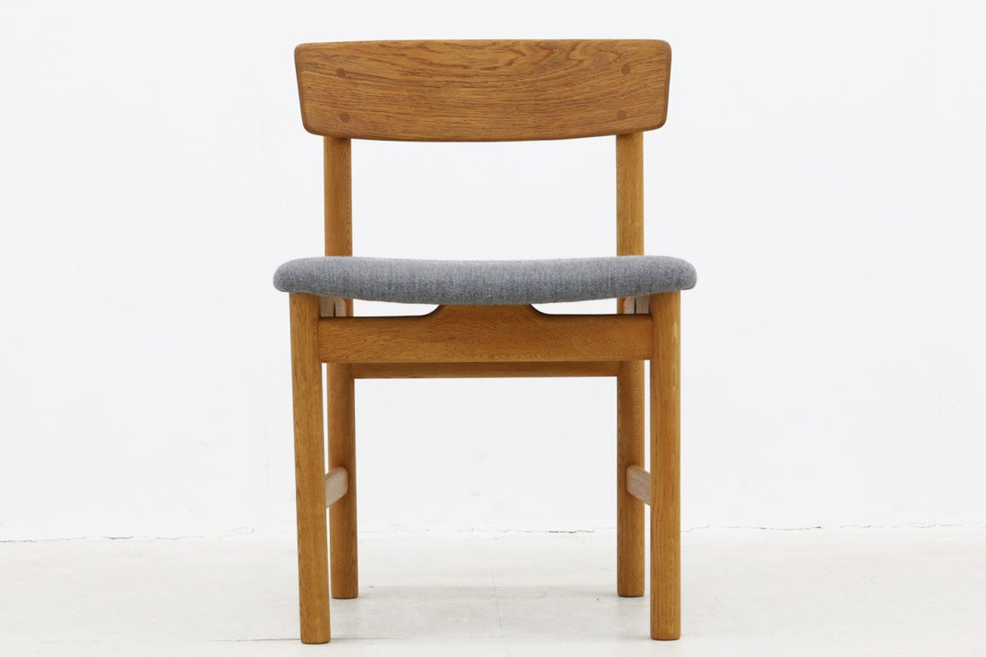 デンマークより買い付けました。名作椅子J39をBorgeMogensenがリデザインしたモデルです。復刻されている人気のモデルです。