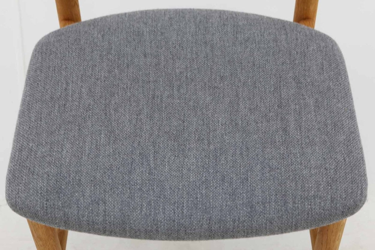 デンマークより買い付けました。名作椅子J39をBorgemogensenがリデザインしたモデルです。復刻されている人気のモデルです。