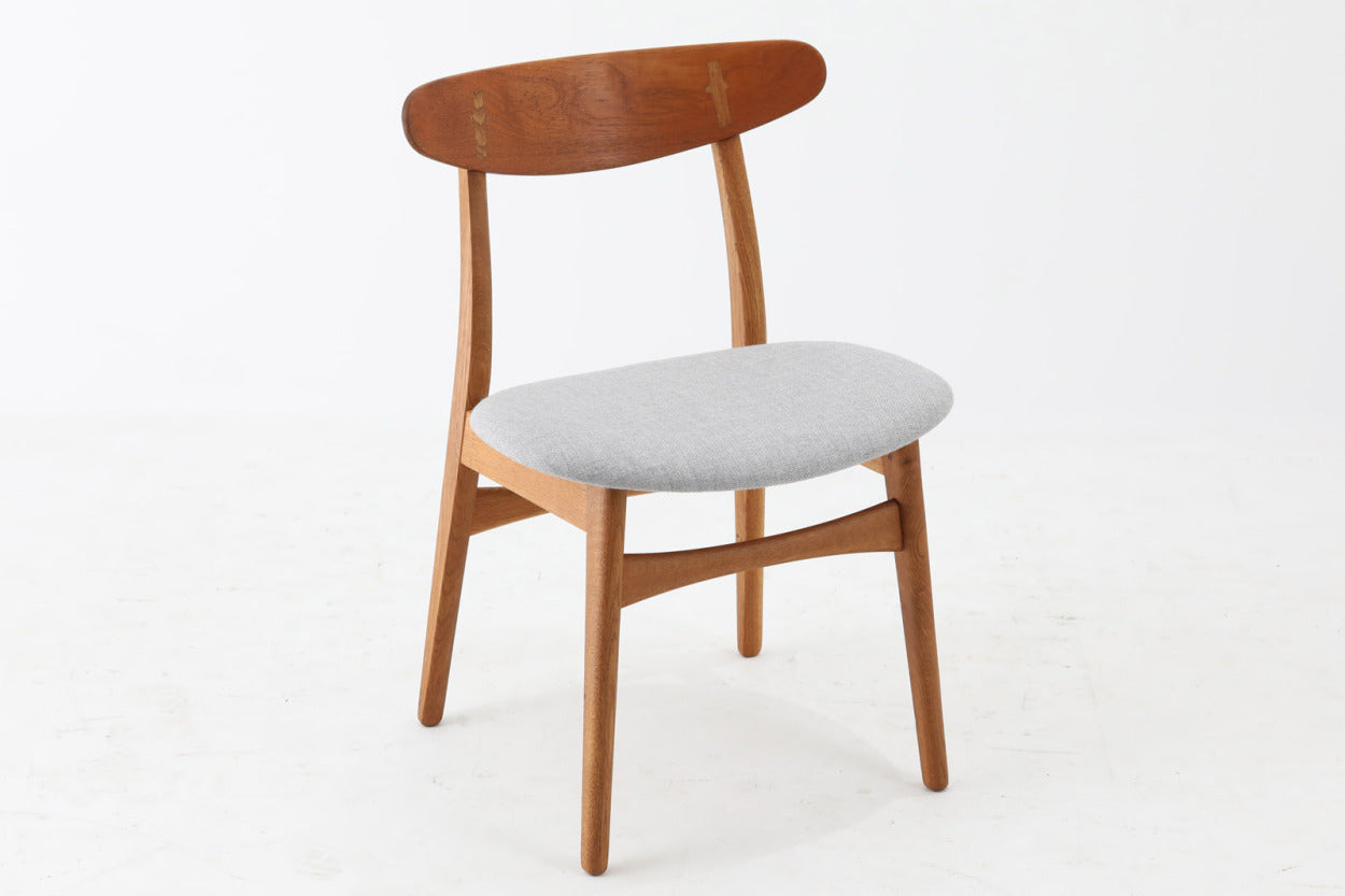 デンマークより買い付けたハンス・J・ウェグナーデザインによるチェア「CH30」です。背もたれのジョイント部が特徴的なデザインです。背もたれにチーク材が使用された希少なモデルです。人気のため現在復刻されましたが、チーク材とオーク材の組み合わせはビンテージ品でのみ入手可能です。