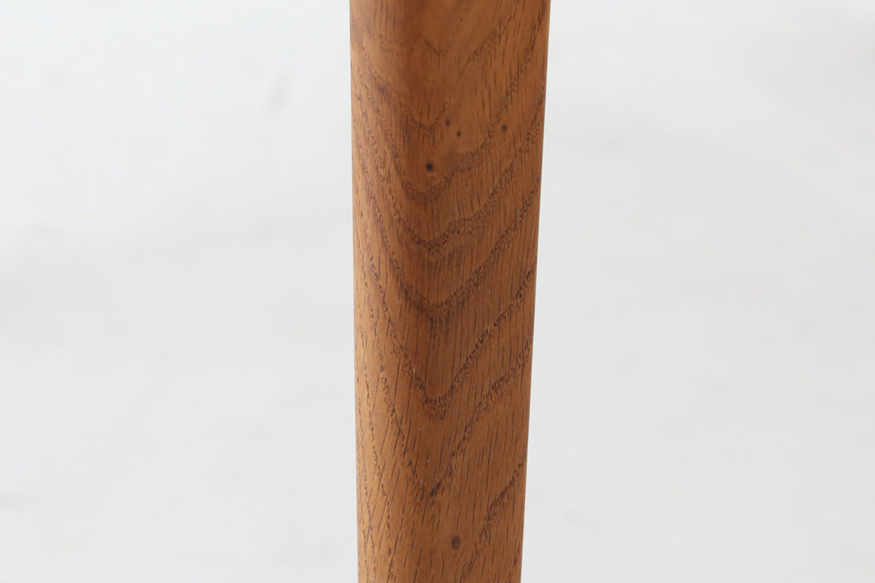 デンマークより買い付けたハンス・J・ウェグナーデザインによるチェア「CH30」です。背もたれのジョイント部が特徴的なデザインです。背もたれにチーク材が使用された希少なモデルです。人気のため現在復刻されましたが、チーク材とオーク材の組み合わせはビンテージ品でのみ入手可能です。